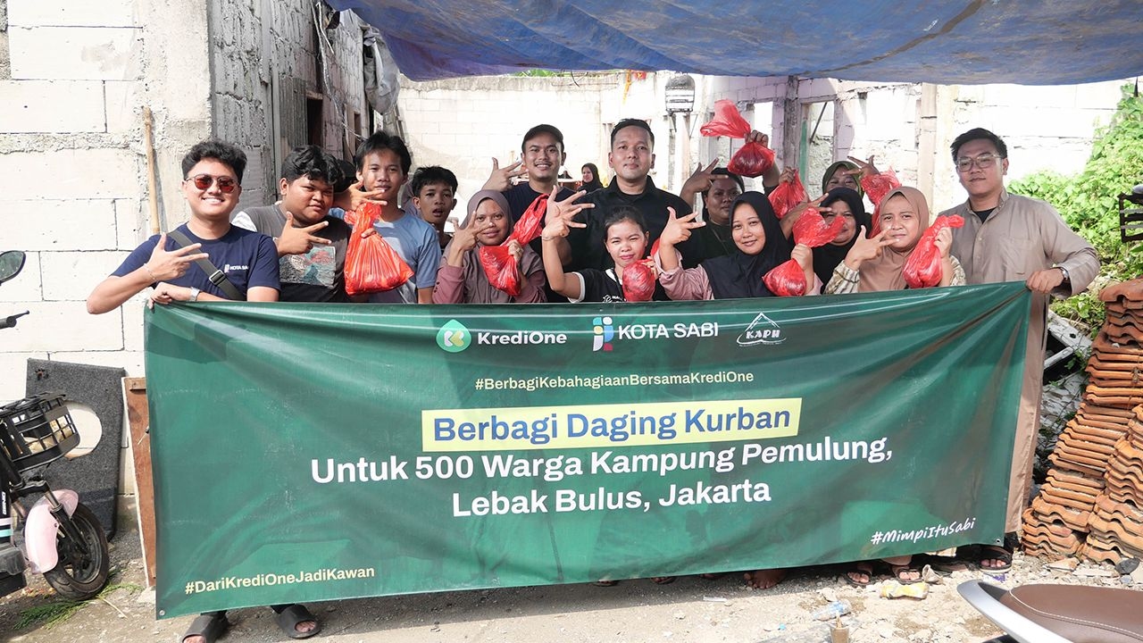 KrediOne Salurkan Hewan Kurban ke 500 Pemulung di Lebak Bulus