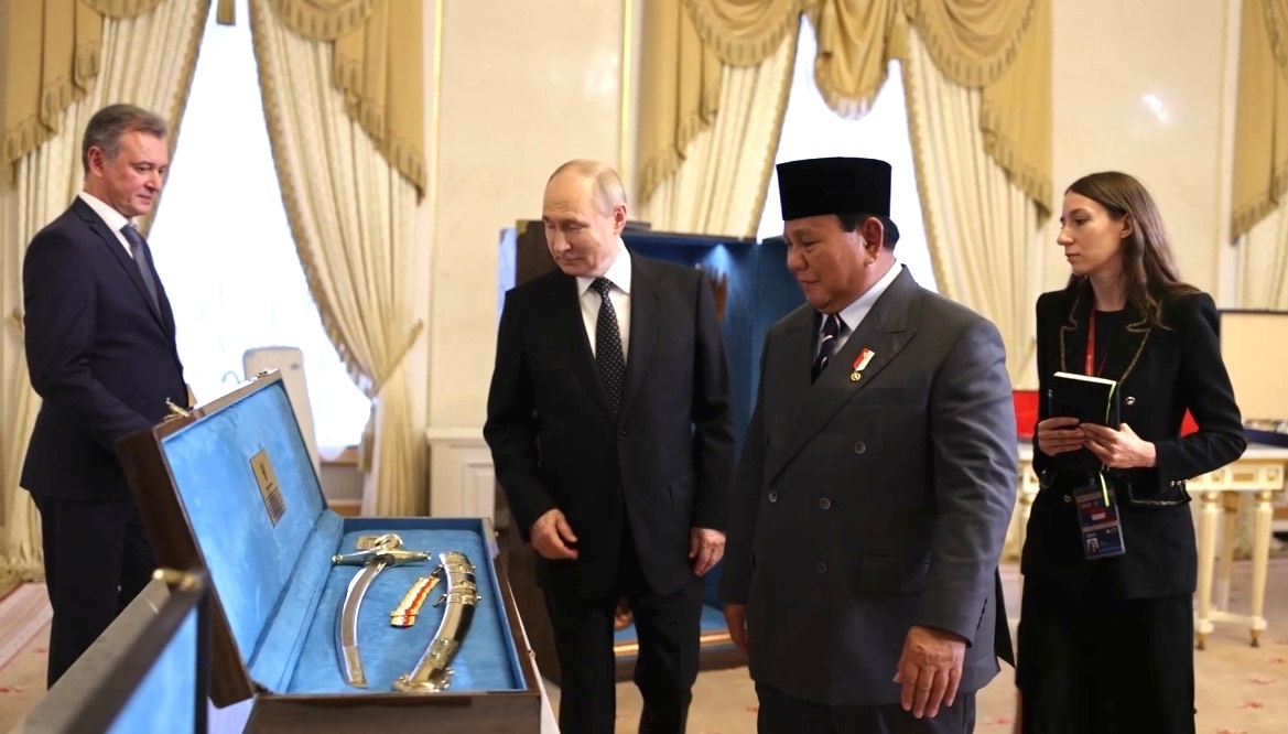 Hangat dan Simbolik: Tukar Cinderamata Prabowo–Putin di St. Petersburg