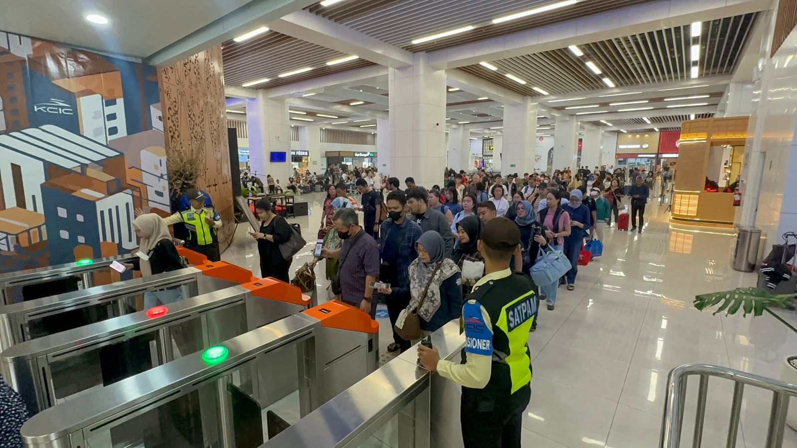 Whoosh Pecahkan Rekor, Layani 25.794 Penumpang dalam Sehari