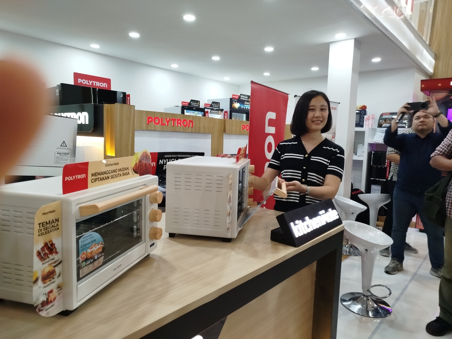Oven Listrik Hemat Daya Polytron Dorong Mompreneur Naik Kelas