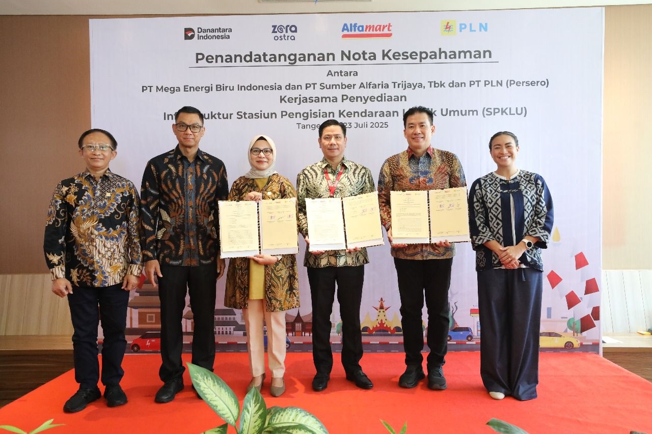 PLN Gandeng Alfamart dan MEBI Perluas Jaringan SPKLU