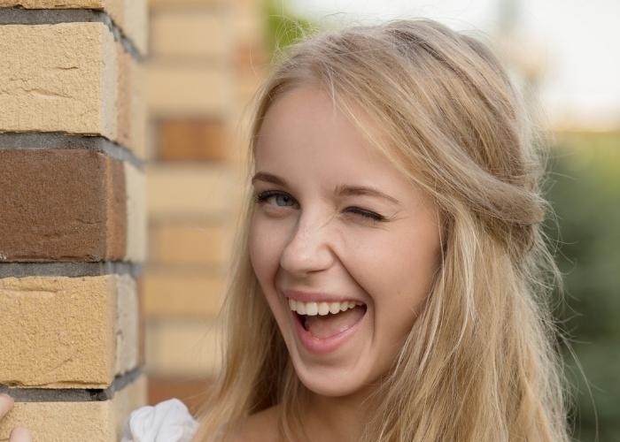 Apa Arti Berkedip Cepat Saat Berbicara? Psikologi Menjelaskannya