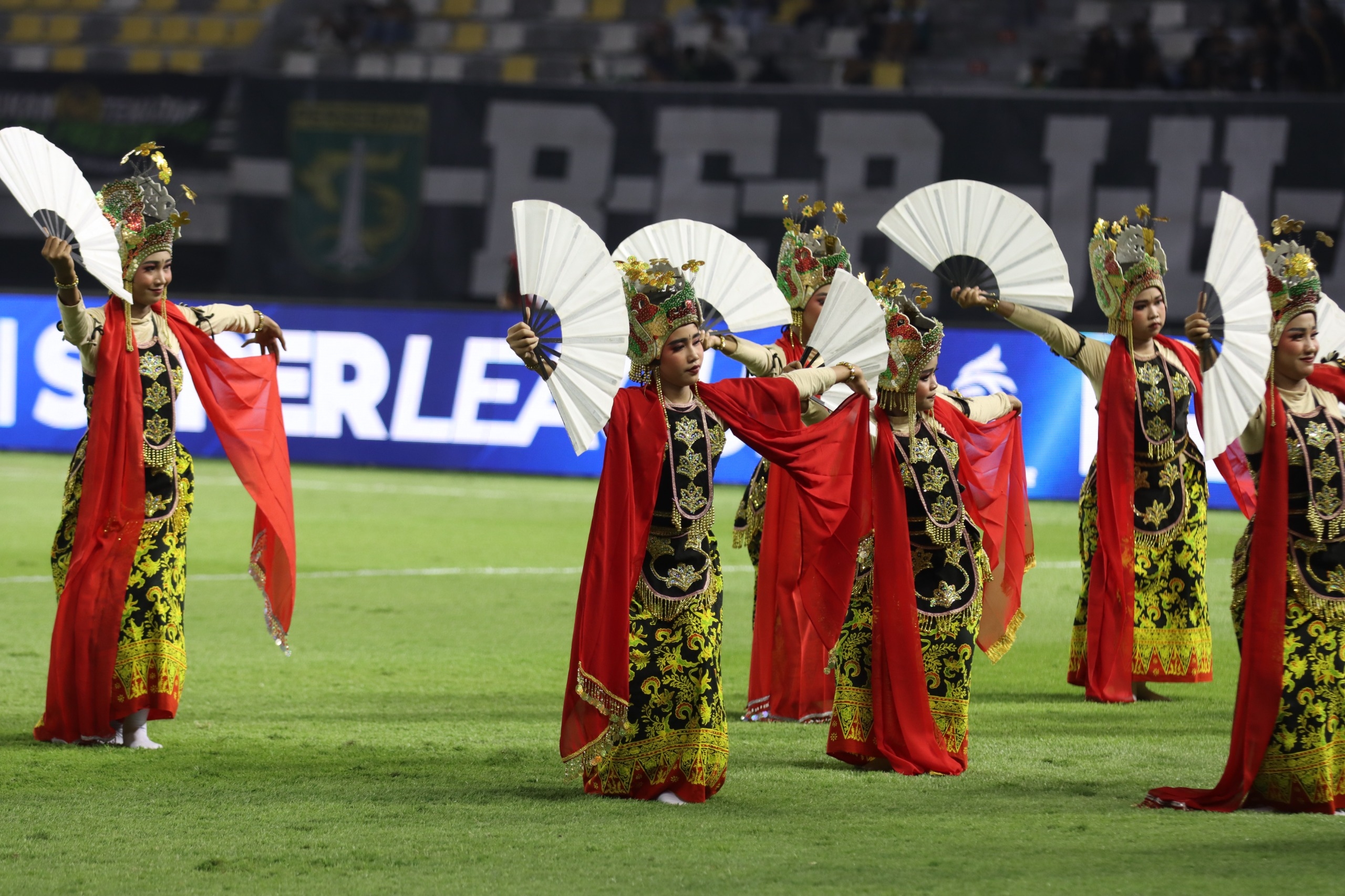 Tarian Tradisional Hingga Tifo Bonek Meriahkan Pembukaan Super League 2025-2026 di Stadion GBT