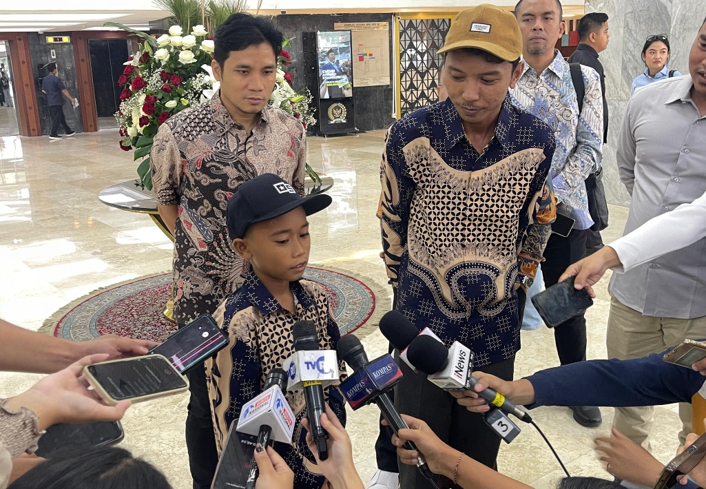 DPR Berikan Dukungan Pendidikan untuk Raihan, Bocah Lampung yang Membetulkan Bendera HUT Ke-80 RI