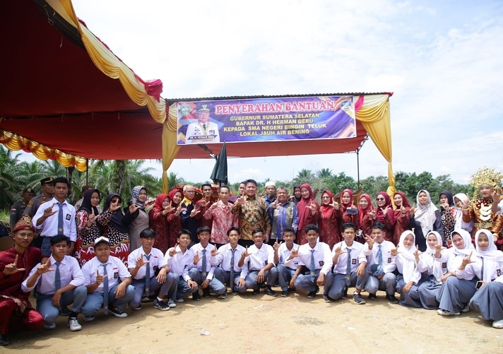 Gubernur Herman Deru Pastikan Gedung SMA Bingin Teluk Dibangun Tahun Depan