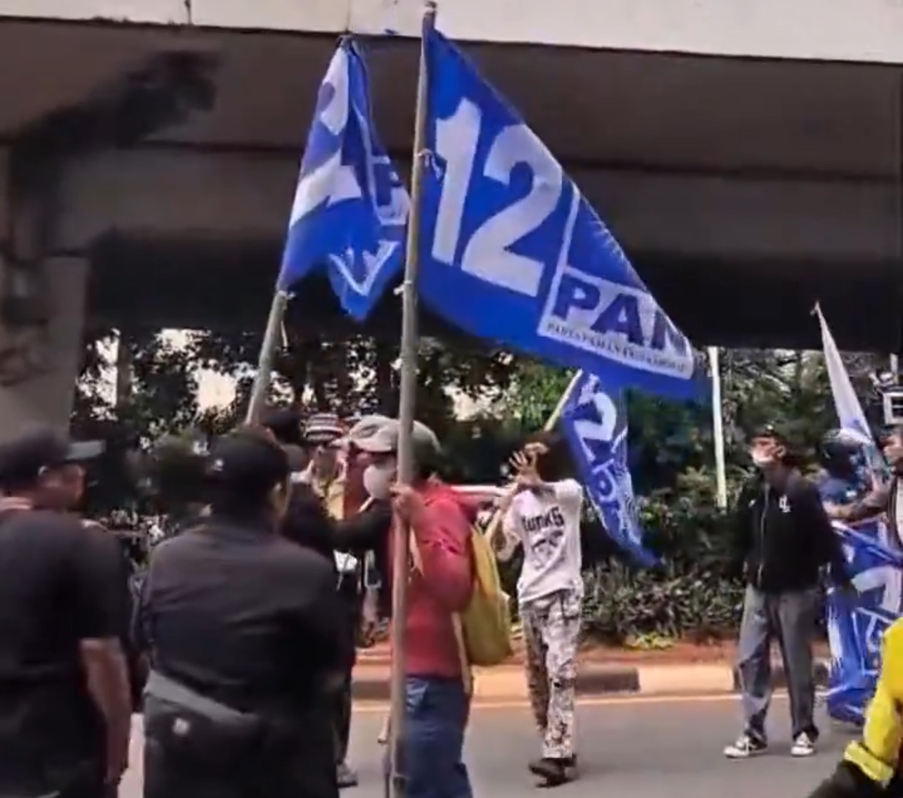 Massa Demo DPR Kibarkan Bendera PAN, Bima Arya Klarifikasi