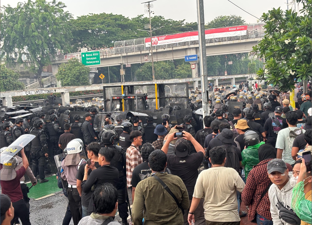 Ricuh di Depan DPR: Buruh dan Mahasiswa Bentrok, Ban Dibakar