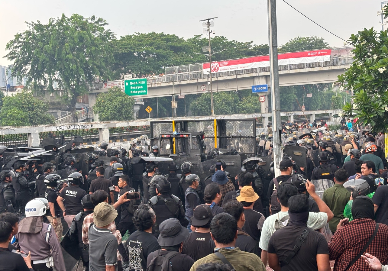 Massa Berpakaian Serba Hitam Ricuh di Depan DPR: Aksi Anarkis Pecah