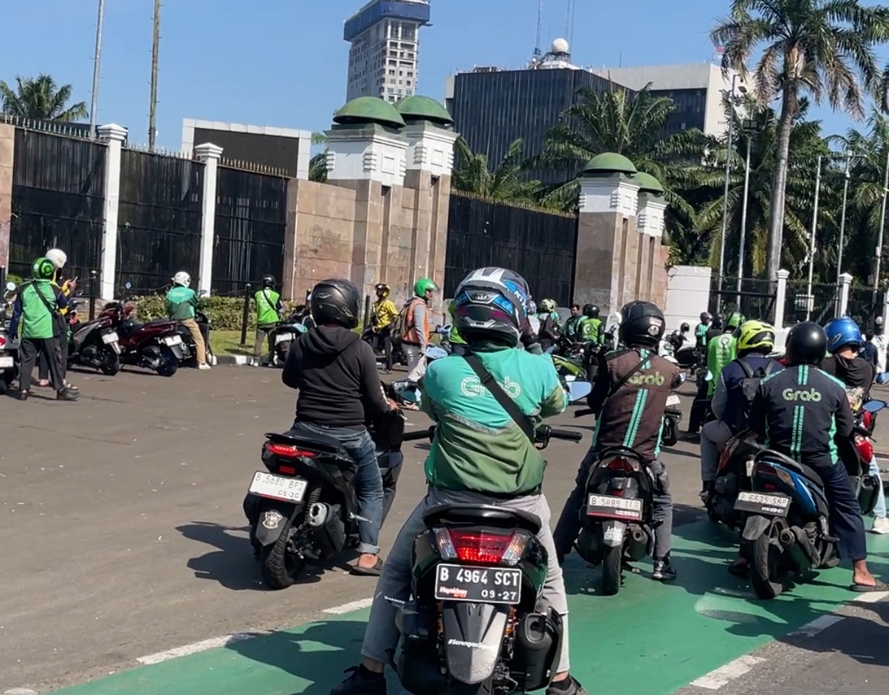 Ojol Kepung DPR, Teriaki Polisi 'Pembunuh' Usai Rekannya Tewas Dilindas Rantis Brimob