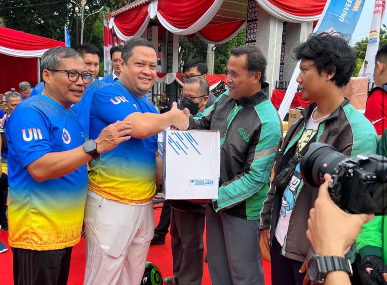 Kenang Affan Kurniawan, IKA UII Salurkan 1.000 Paket Sembako untuk Ojol di Palembang