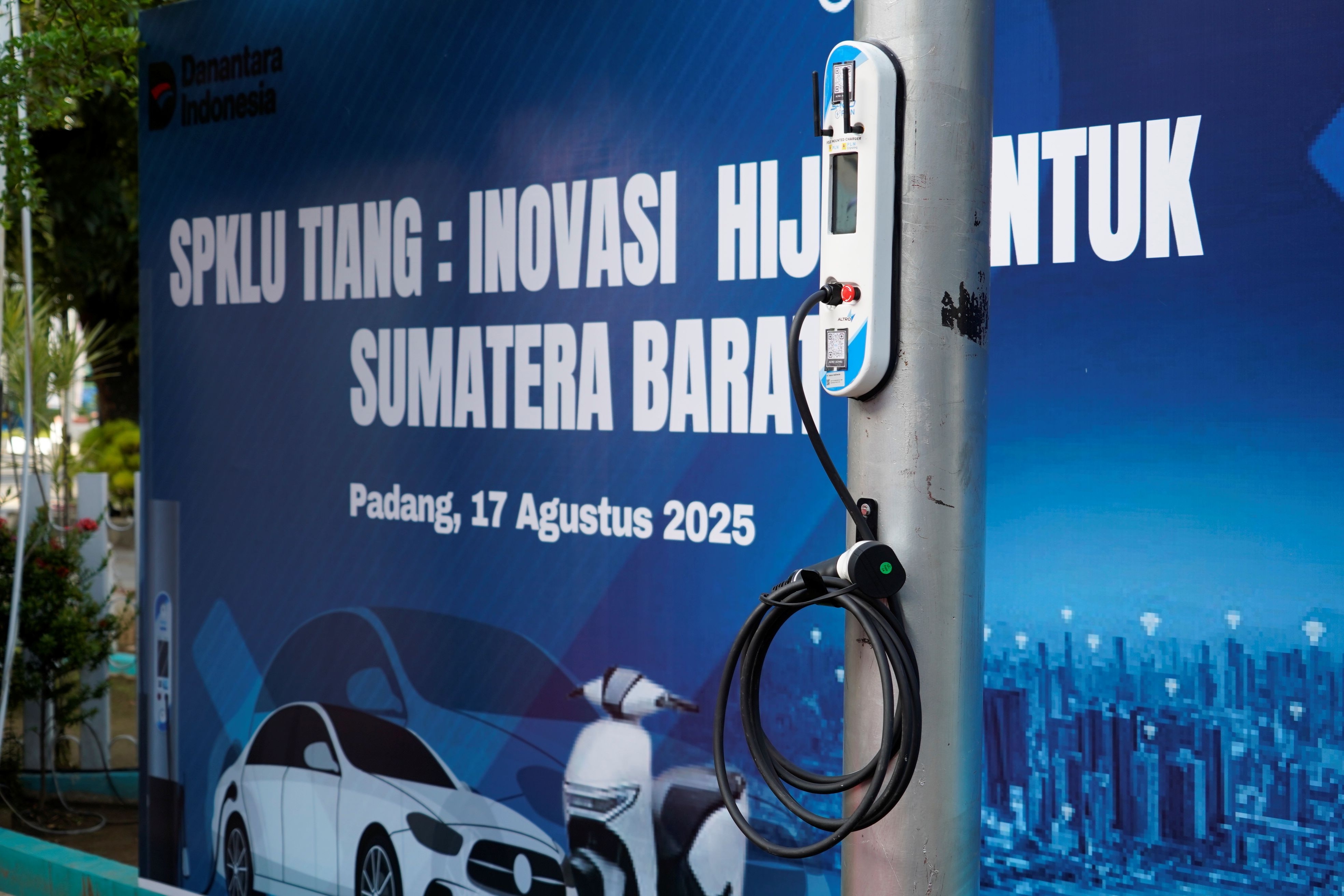 Velasto Indonesia Gandeng PLN Enjiniring Luncurkan SPKLU Tipe Pole Mounted Charger Pertama di Indonesia