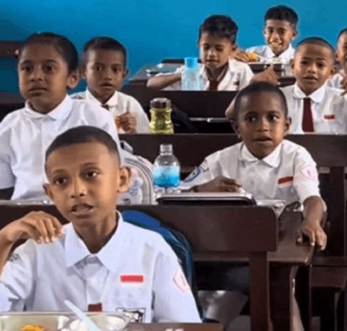Anak SD di Papua Antusias Nikmati Makan Bergizi Gratis, Netizen: Ini Alasan Harus Tetap Lanjut!