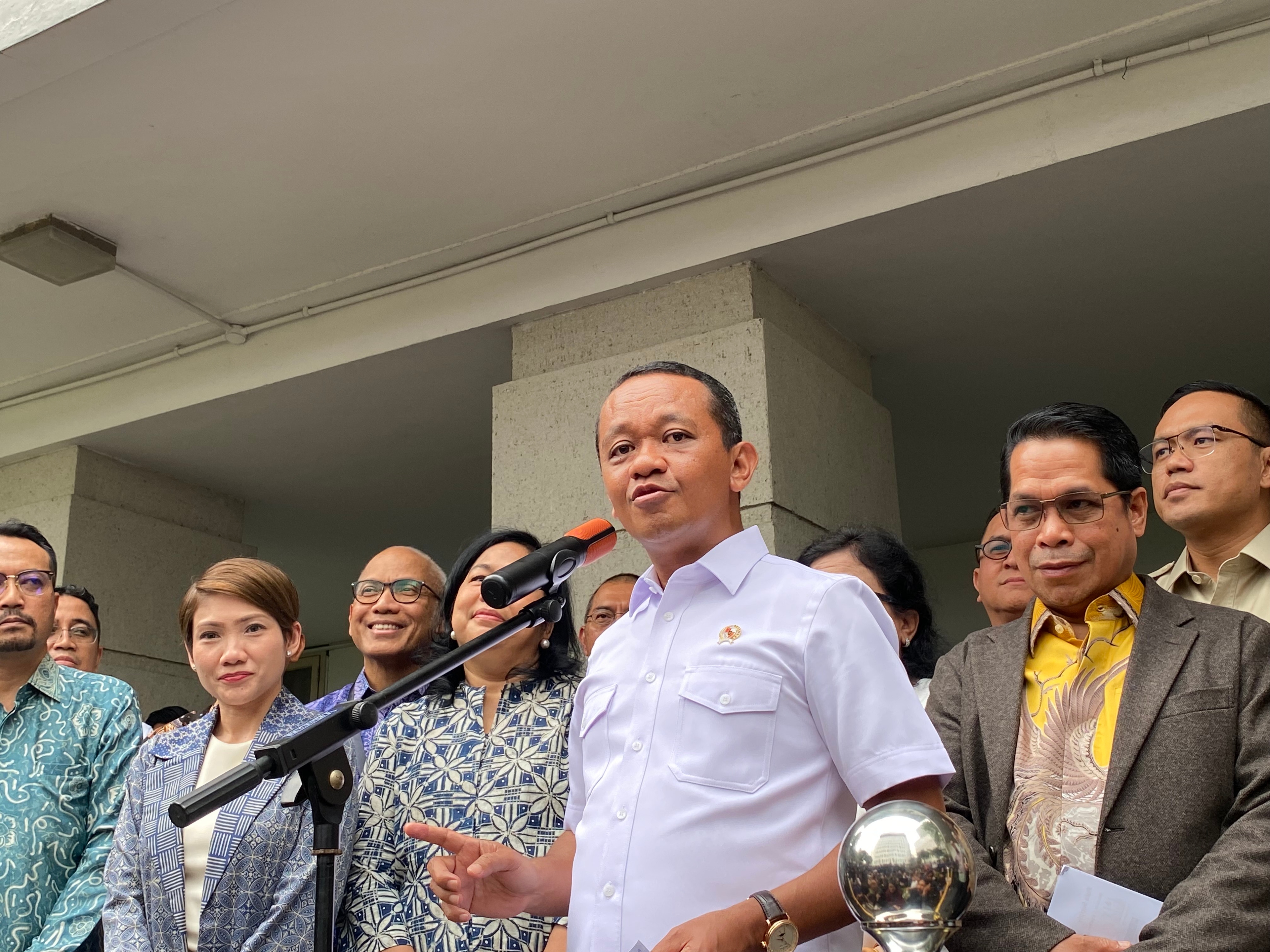 BBM Mulai Pulih, Bahlil Wajibkan SPBU di Sumatera Buka 24 Jam