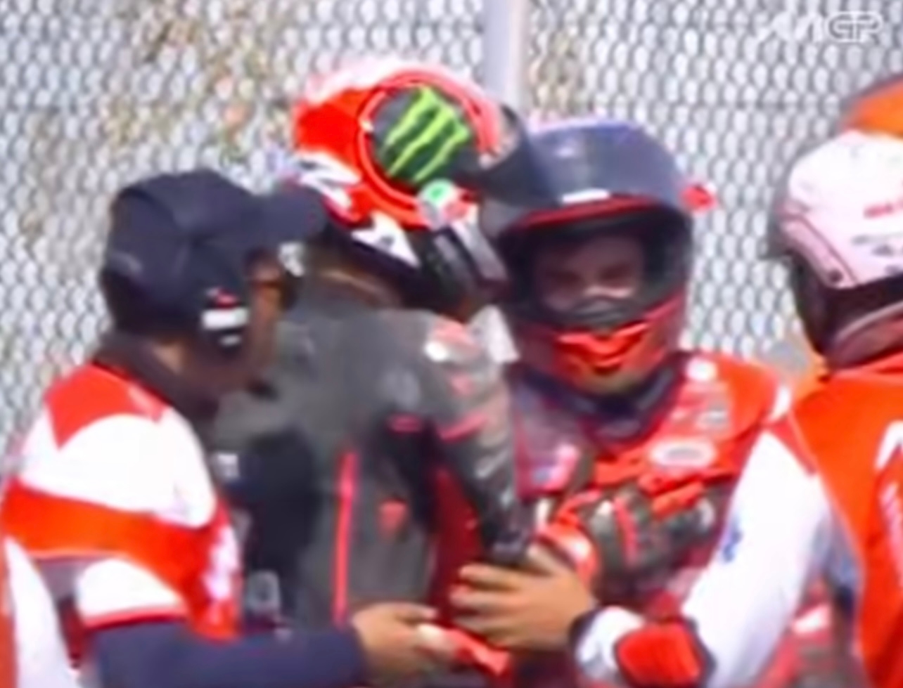 Drama MotoGP Mandalika: Minta Maaf di Tepi Lintasan, Bezzecchi Temui Marquez Usai Tabrakan