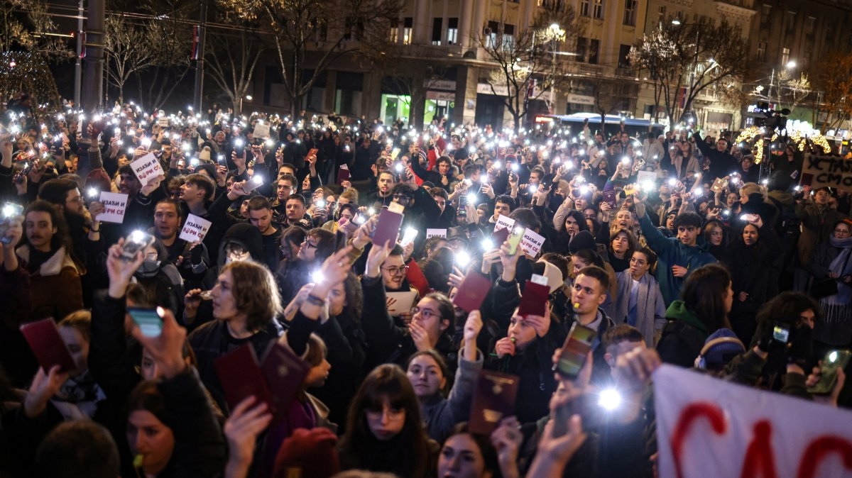 Puluhan Ribu Mahasiswa Serbia Gelar Aksi Peringati Tragedi yang Tewaskan 16 Orang Setahun Lalu