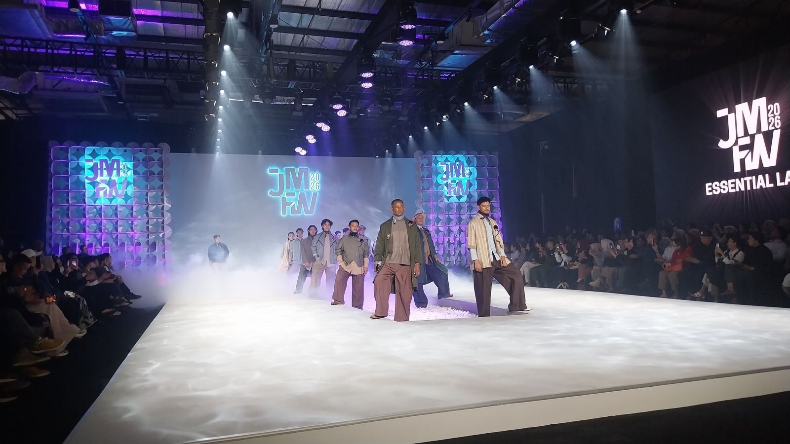 Dukung Brand Lokal di Hari ke-3 JMFW 2026, Wamendag Roro: Maju Terus dan Semangat Berkarya!