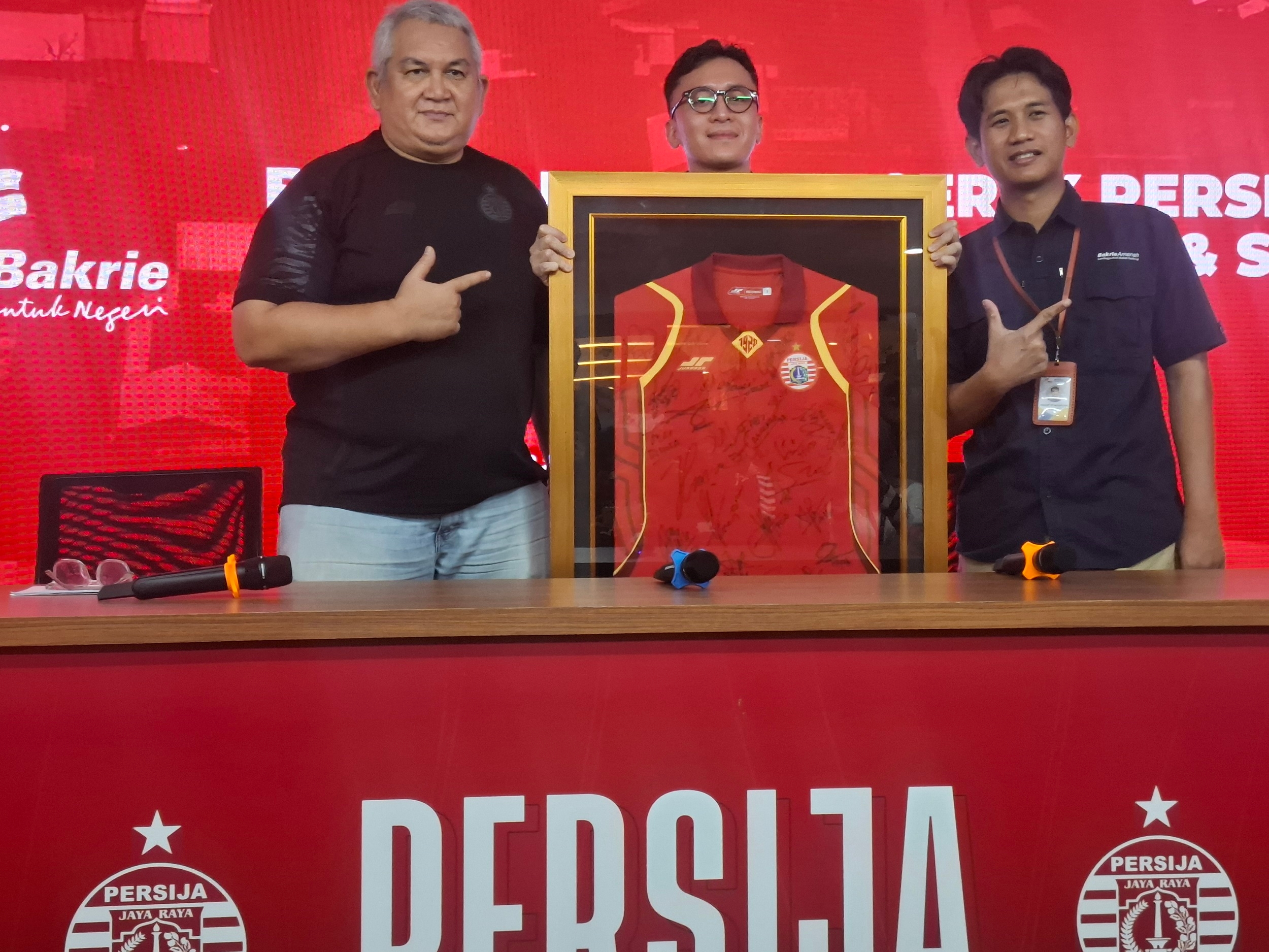 Persija Jakarta Lelang Jersey Bertandatangan Seluruh Pemain untuk Korban Bencana Sumatera