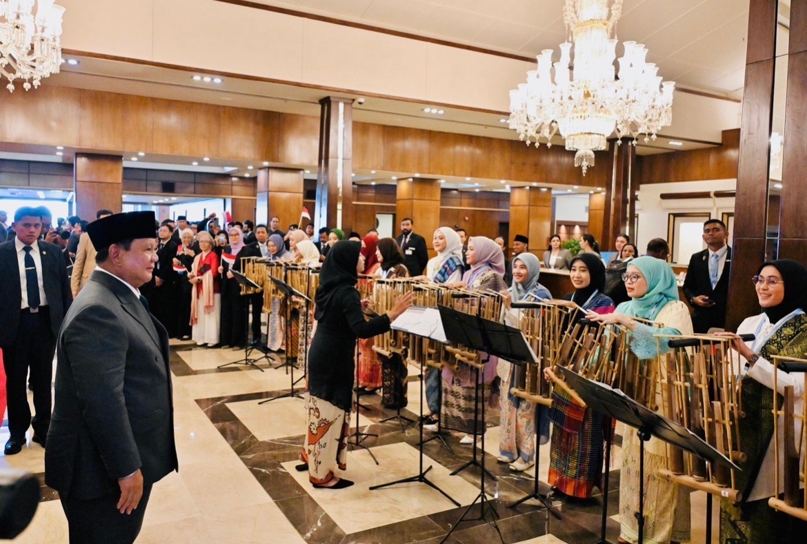 Prabowo Disambut Hangat WNI di Pakistan, Diiringi Alunan Angklung dan Lagu-lagu Perjuangan