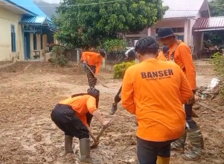 Menjelang Natal, Banser Turun Tangan Bersihkan Gereja Terdampak Banjir di Sibolga