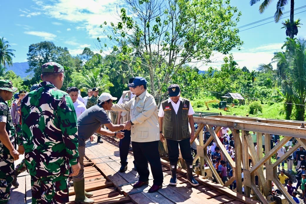 Presiden Prabowo Tinjau Pembangunan Jembatan Darurat Padang Mantuang di Padang Pariaman