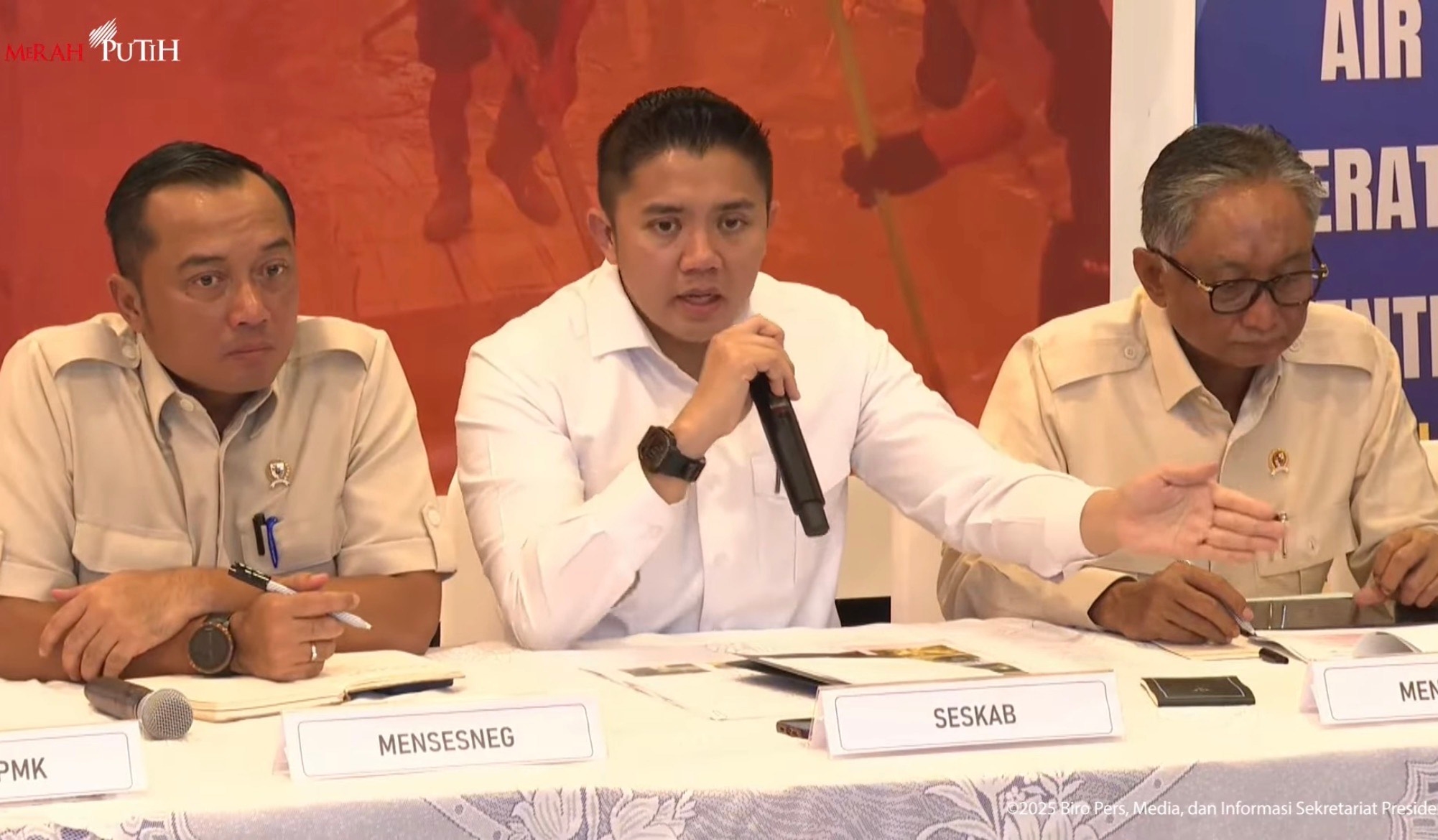 Seskab Teddy Minta Influencer Setop Giring Opini Pemerintah Tak Kerja Atasi Bencana Sumatera