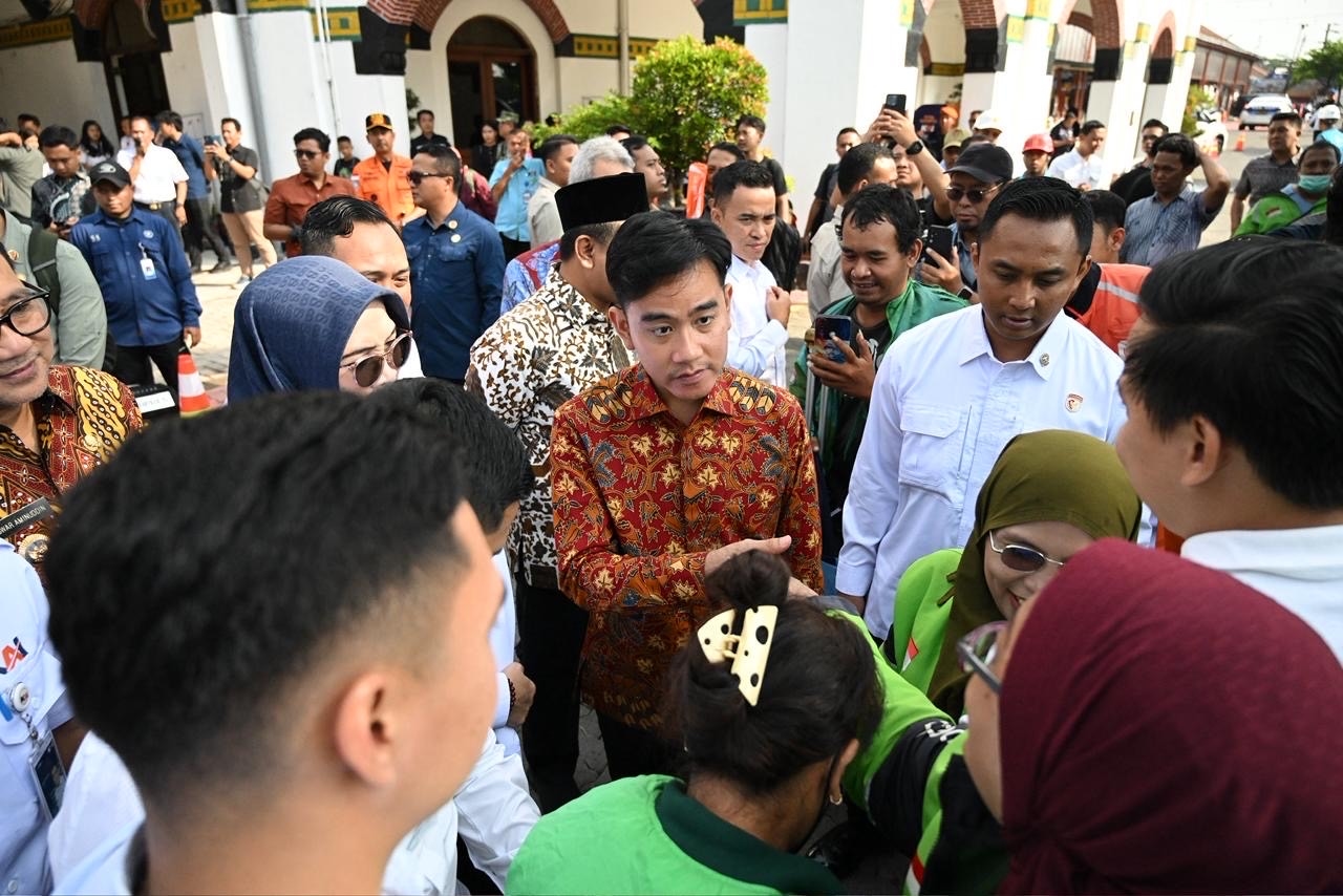 Lonjakan Pemudik Nataru, Gibran Turun Langsung Cek Kesiapan Stasiun Semarang Tawang