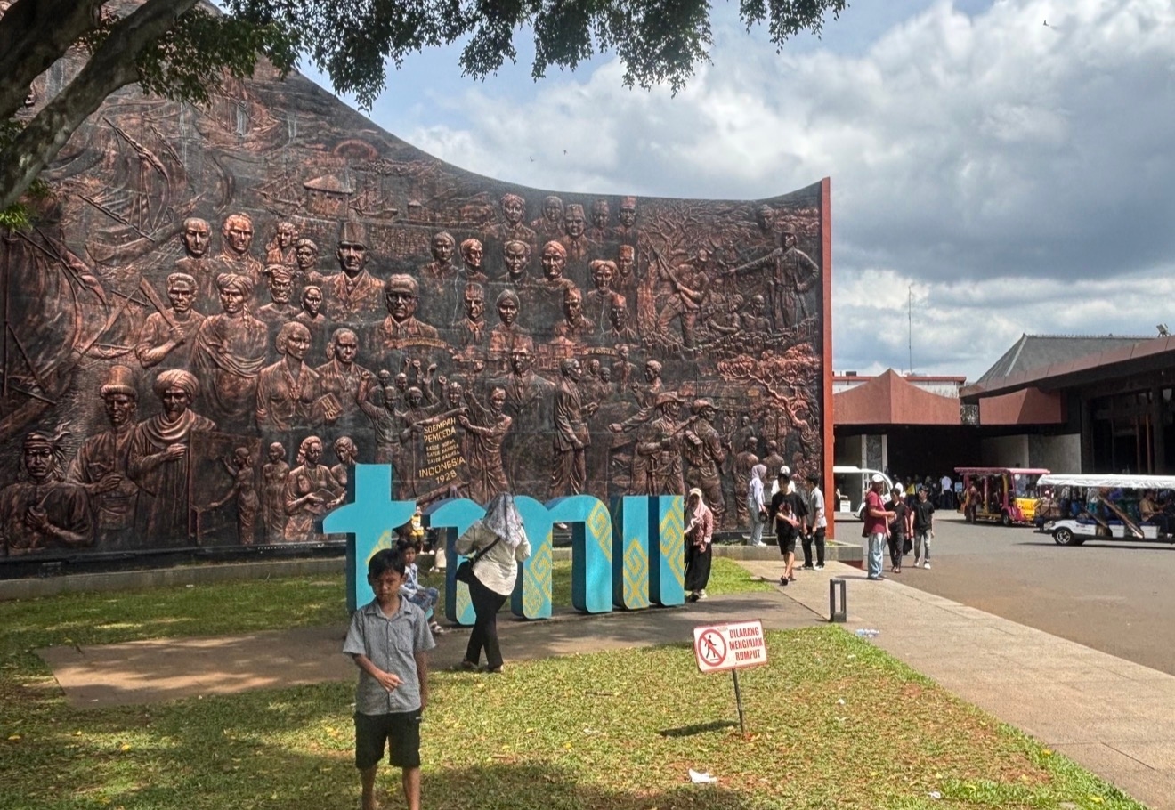 TMII Jadi Ruang Kumpul Keluarga Saat Libur Nataru: Dari Piknik Santai hingga Air Mancur Viral