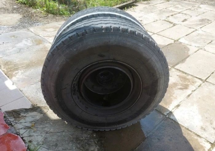 Roda Truk Lepas Mengelinding di Jalan Menghantam Seorang Perempuan, Korban Terluka Parah 