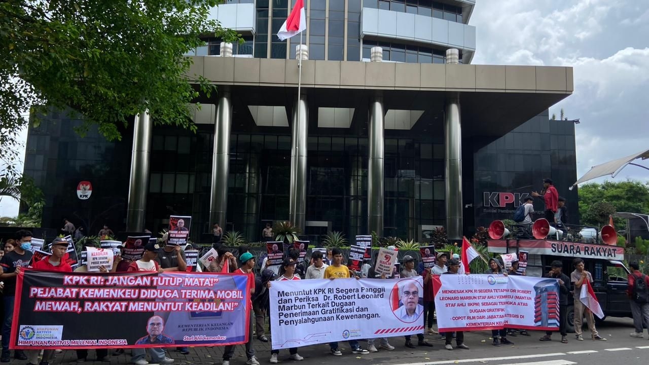 Dugaan Gratifikasi Mobil Alphard, Aktivis Laporkan Staf Ahli Kemenkeu ke KPK