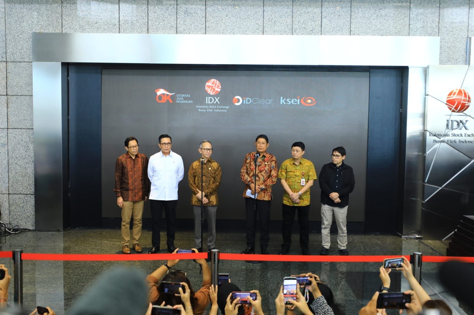 Ketua Hingga Jajaran Pimpinan OJK Mundur Teratur, Ada Apa? 