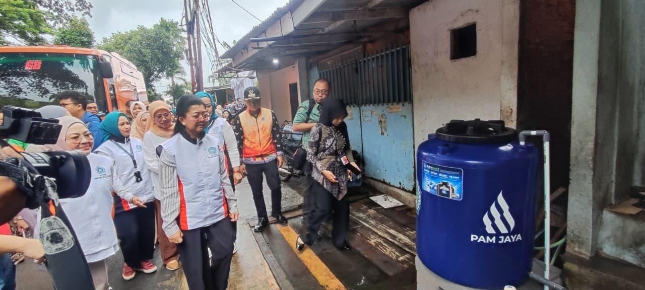 Kerja Sama Sosial, TP PKK Jakarta dan Daya Wanita PAM Jaya Bagikan Toren Air untuk Warga Rumah Tangga Sederhana