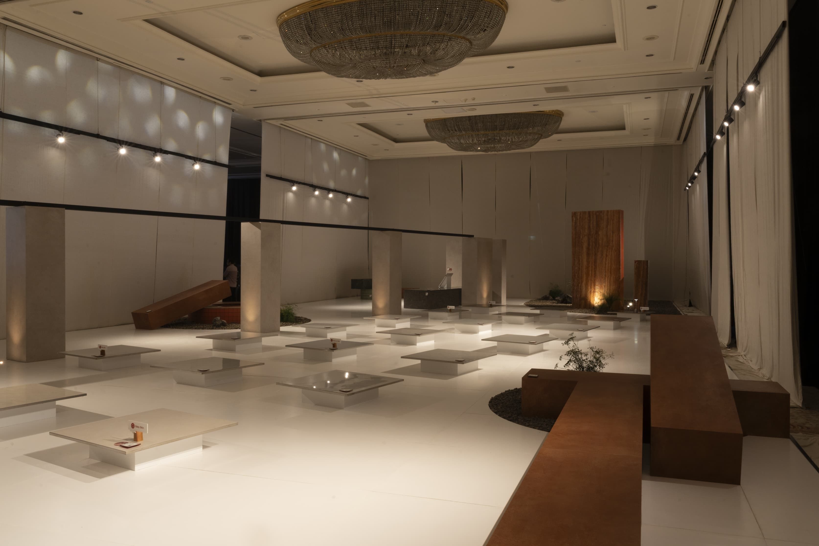 Roman Perkenalkan Seri Xtra 100x100, Tegaskan Posisi di Segmen Granit Premium