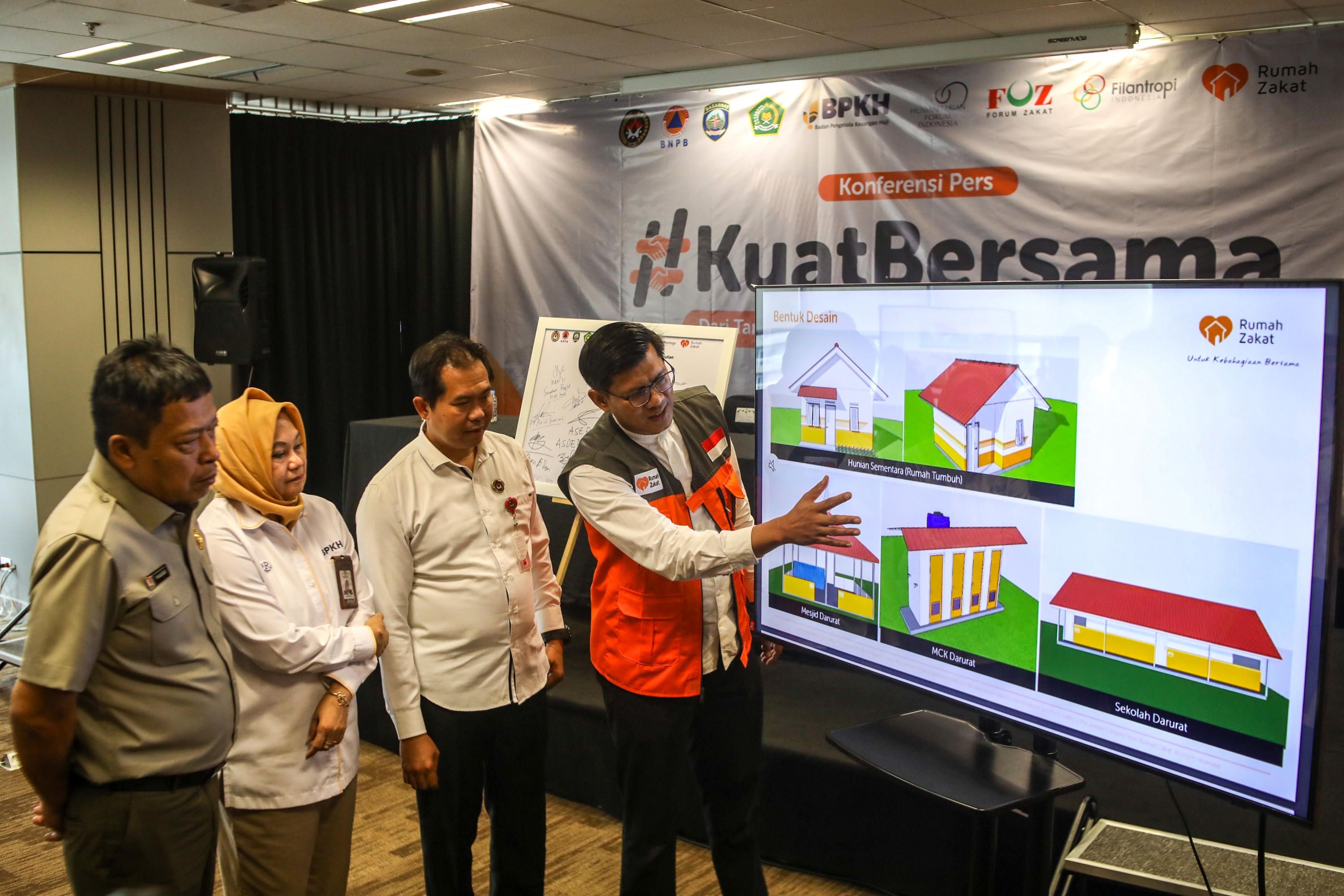 BNPB Tindaklanjuti Arahan Prabowo soal Atap Huntara Korban Bencana di Sumatera