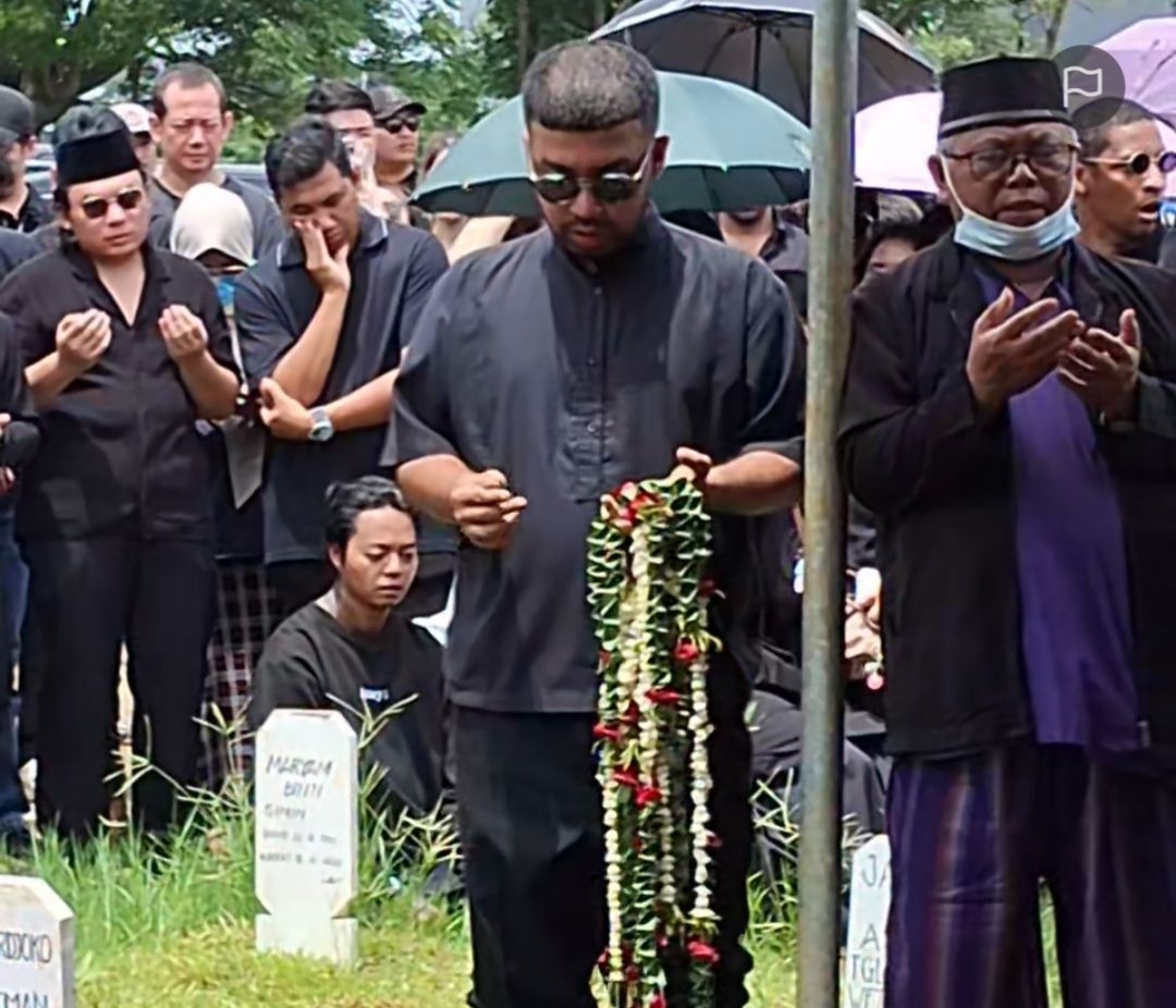 Pemakaman Usai, Reza Arap Terduduk Lemas Saat Jasad Lula Lahfah Dikebumikan