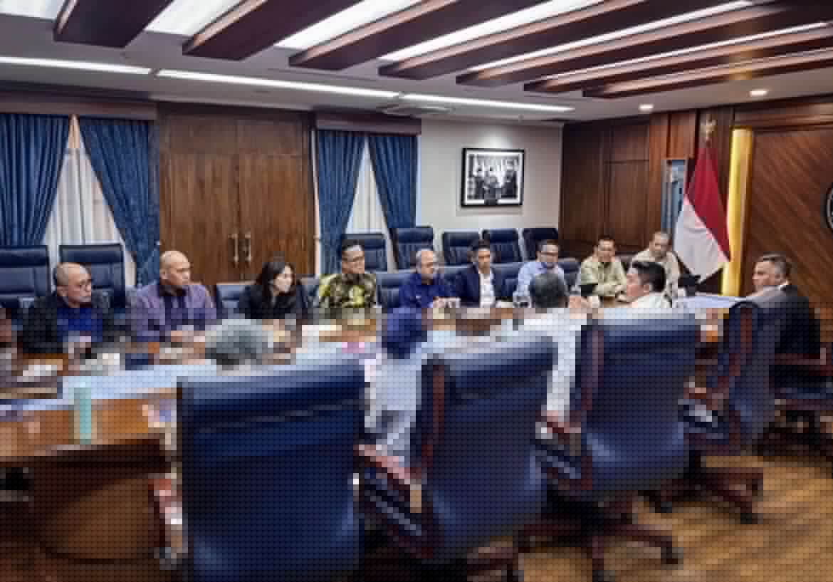 Seskab Teddy Matangkan Ketersediaan Hunian untuk Korban Bencana Sumatera