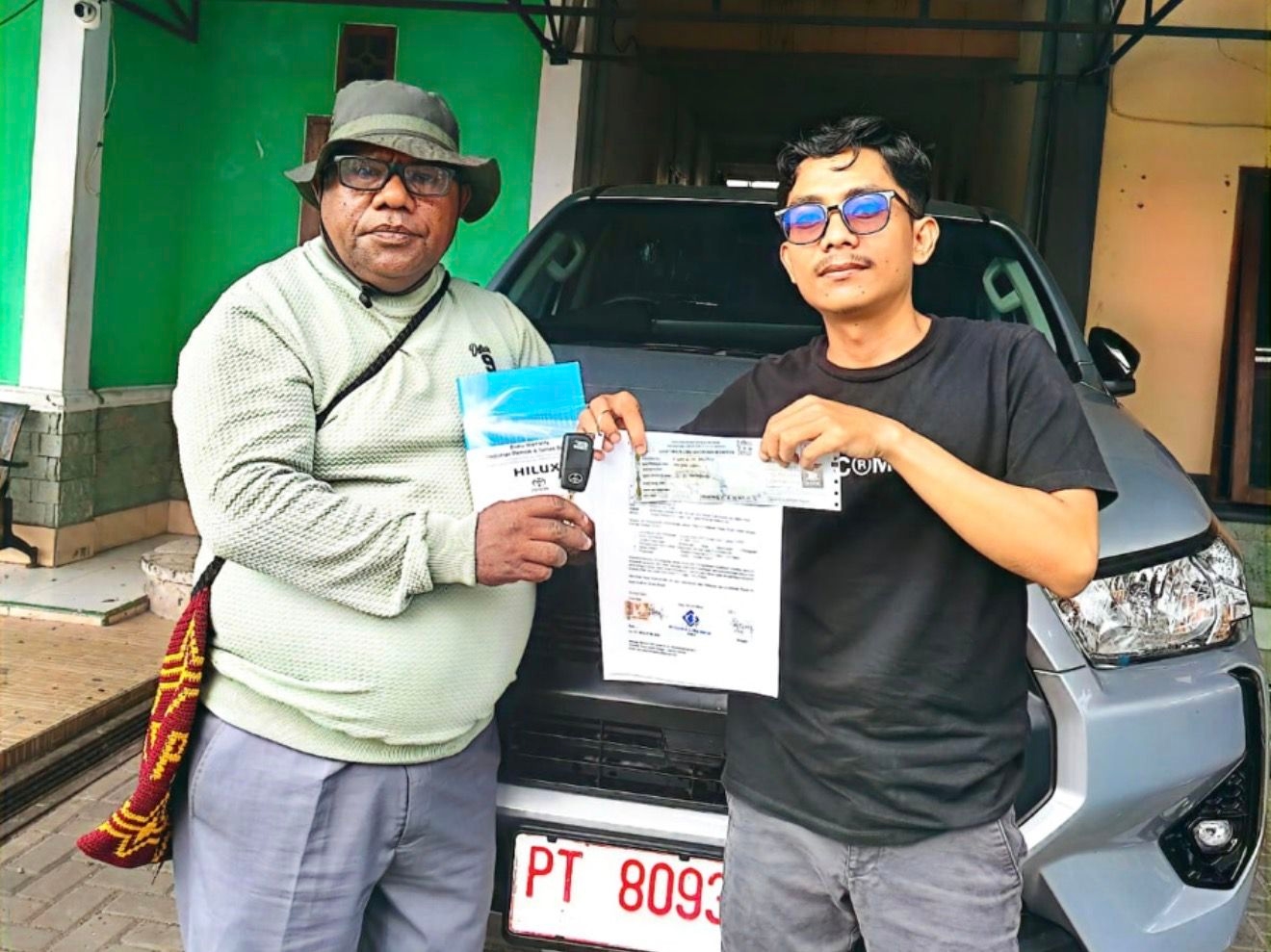 Ketua Dewan Adat 7 Wilayah Sub Suku Meyah Terima Mobil Operasional untuk Kegiatan Masyarakat