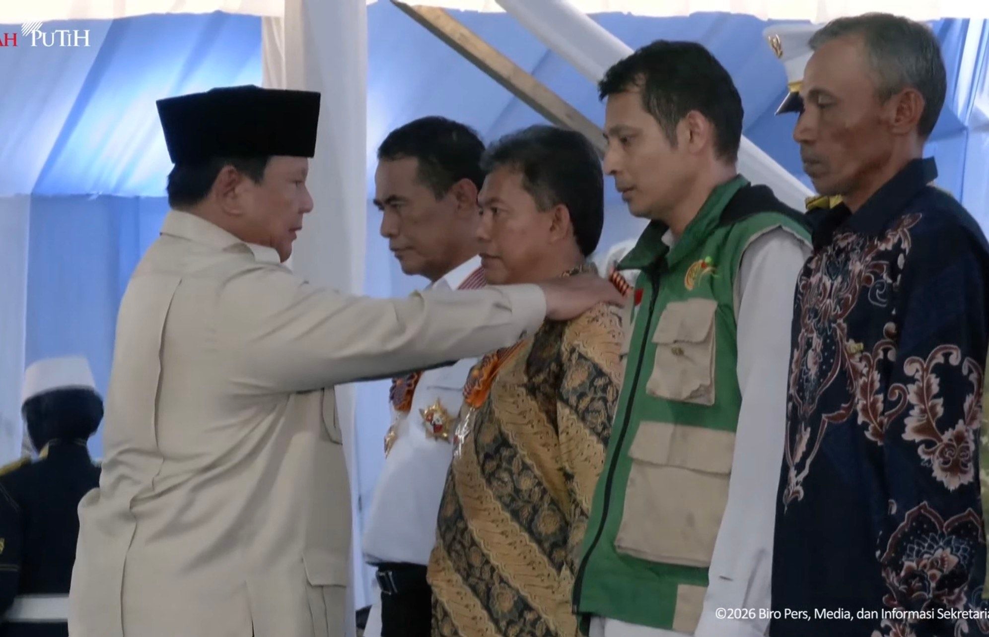 Prabowo Anugerahkan Bintang Jasa dan Satyalancana Wira Karya kepada Mentan Amran hingga Tokoh Tani