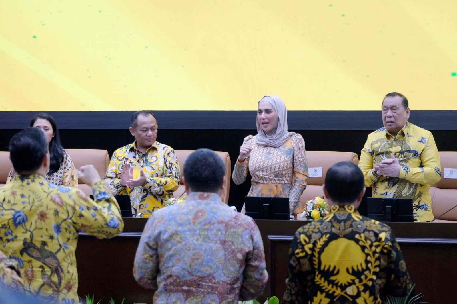 Sarmuji Ingatkan Kader Golkar Tak Serang Kebijakan Presiden: Jangan Sampai Jeruk Makan Jeruk