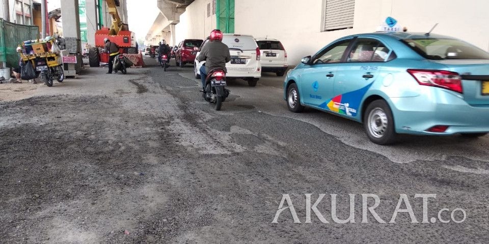Jalan Rusak Akibat Banjir, Pemprov Jakarta Kaji Penggunaan Aspal yang Bisa Serap Air