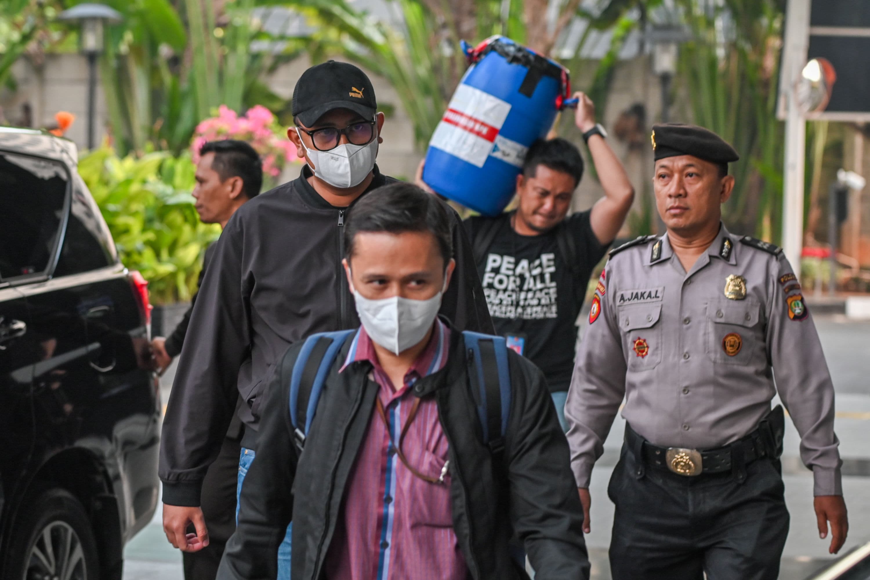 Bupati Klaten Hamenang Wajar Ismoyo (kiri belakang) tiba di Gedung Merah Putih KPK, Jakarta, Jumat (16/10/2026).AKURAT.CO/Endra Prakoso