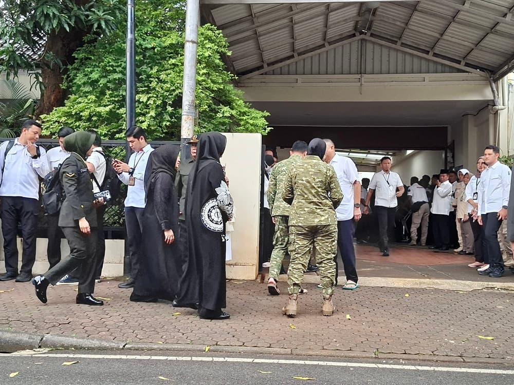 Pejabat Negara dan Politisi Melayat ke Rumah Duka Try Sutrisno 