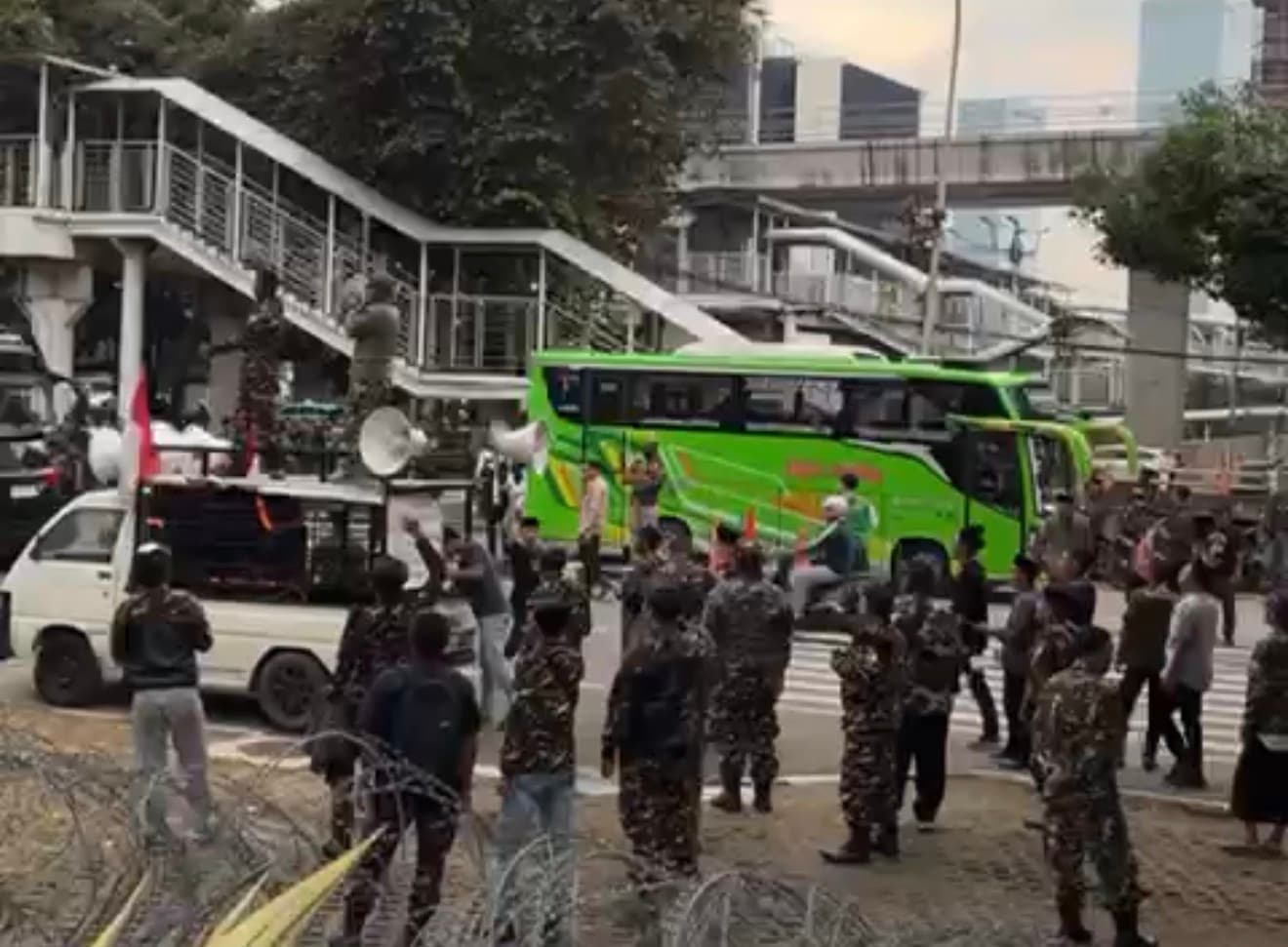 Banser Datangi KPK Saat Pemeriksaan Yaqut Cholil Qoumas