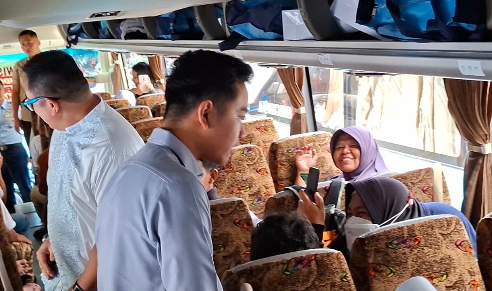 Gibran Lepas Peserta Mudik Gratis Danareksa Sambil Bagi-bagi THR ke Anak-anak