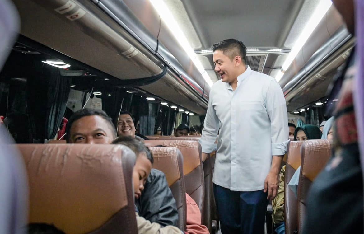 Seskab Teddy Tinjau Puncak Arus Balik di Terminal Pulo Gebang: Sekalian Sapa-sapa Bikin Happy Pemudik