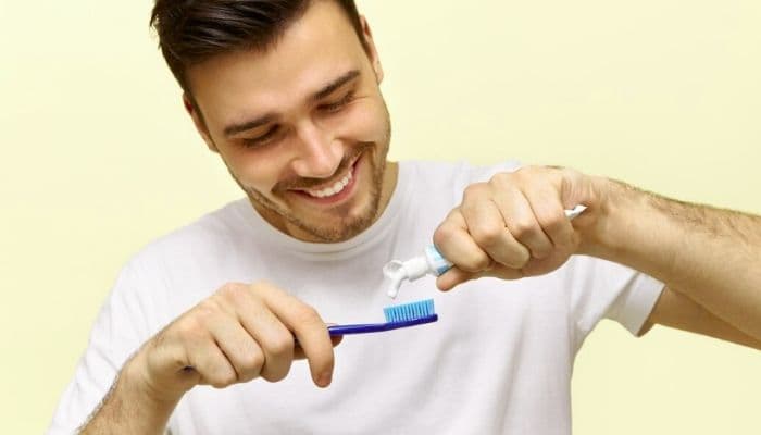 6 Cara Sederhana Menjaga Gigi Tetap Cerah, Jangan Asal Pakai Bahan Alami