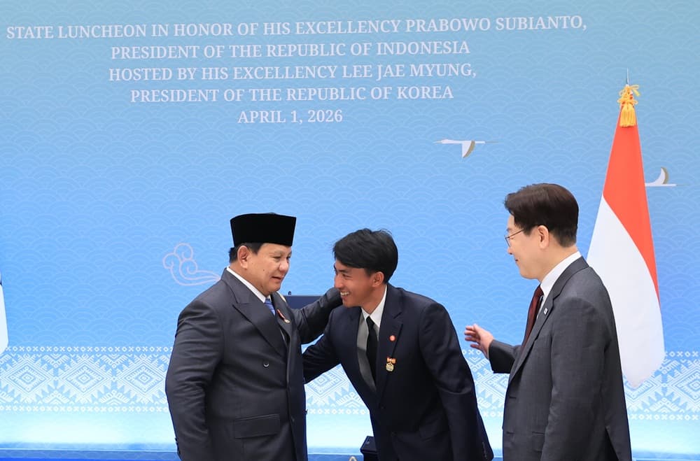 Gestur Bangga Presiden Prabowo Saat Menyalami Sugianto, WNI yang Selamatkan 7 Lansia dari Kebakaran Hutan di Korsel