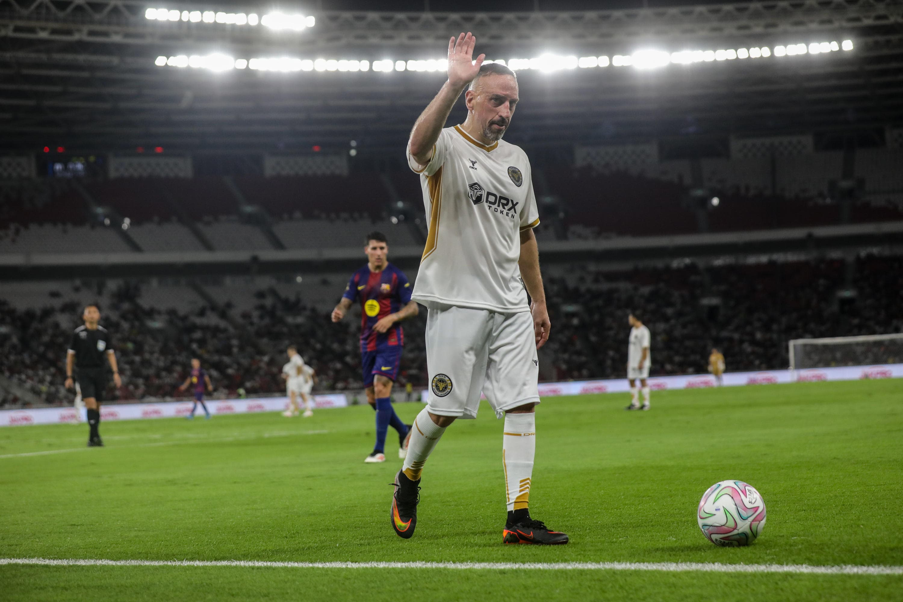 Legenda sepak bola dunia, Franck Ribery bertanding melawan legenda sepak bola Barcelona dalam laga Clash of Legends di Stadion Utama Gelora Bung Karno (SUGBK), Senayan, Jakarta, Sabtu (18/4/2026).  AKURAT.CO/Endra Prakoso