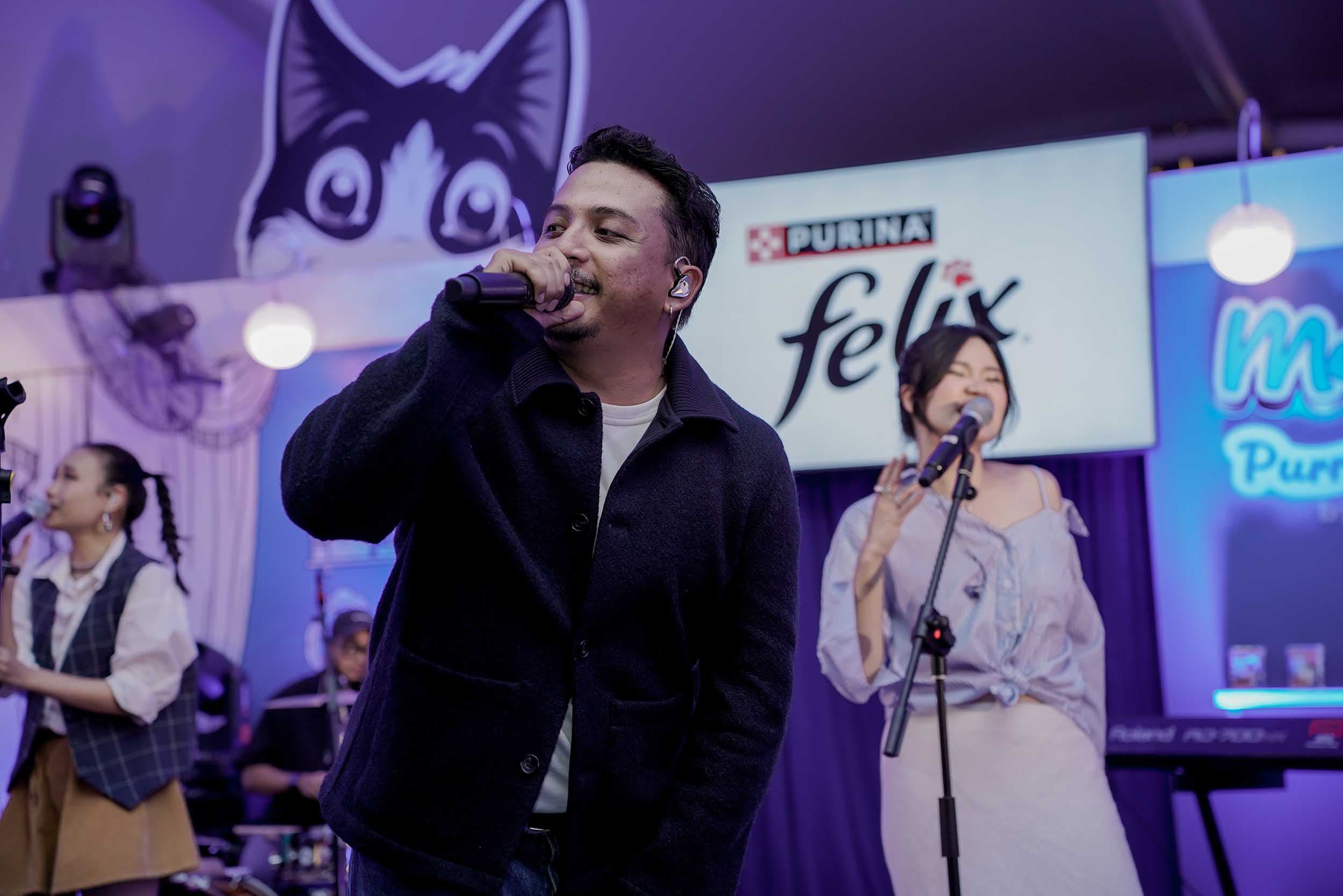 Penyanyi Sal Pride tampil menghibur para pengunjung Pet Owners Independence Day digelar pada Sabtu, 18 April 2026 di Habitat Park, SCBD, Jakarta