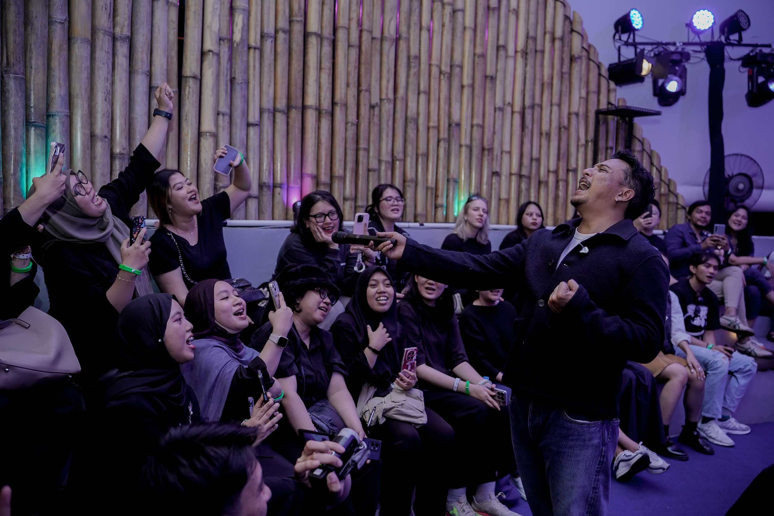 Penyanyi Sal Pride tampil menghibur para pengunjung Pet Owners Independence Day digelar pada Sabtu, 18 April 2026 di Habitat Park, SCBD, Jakarta