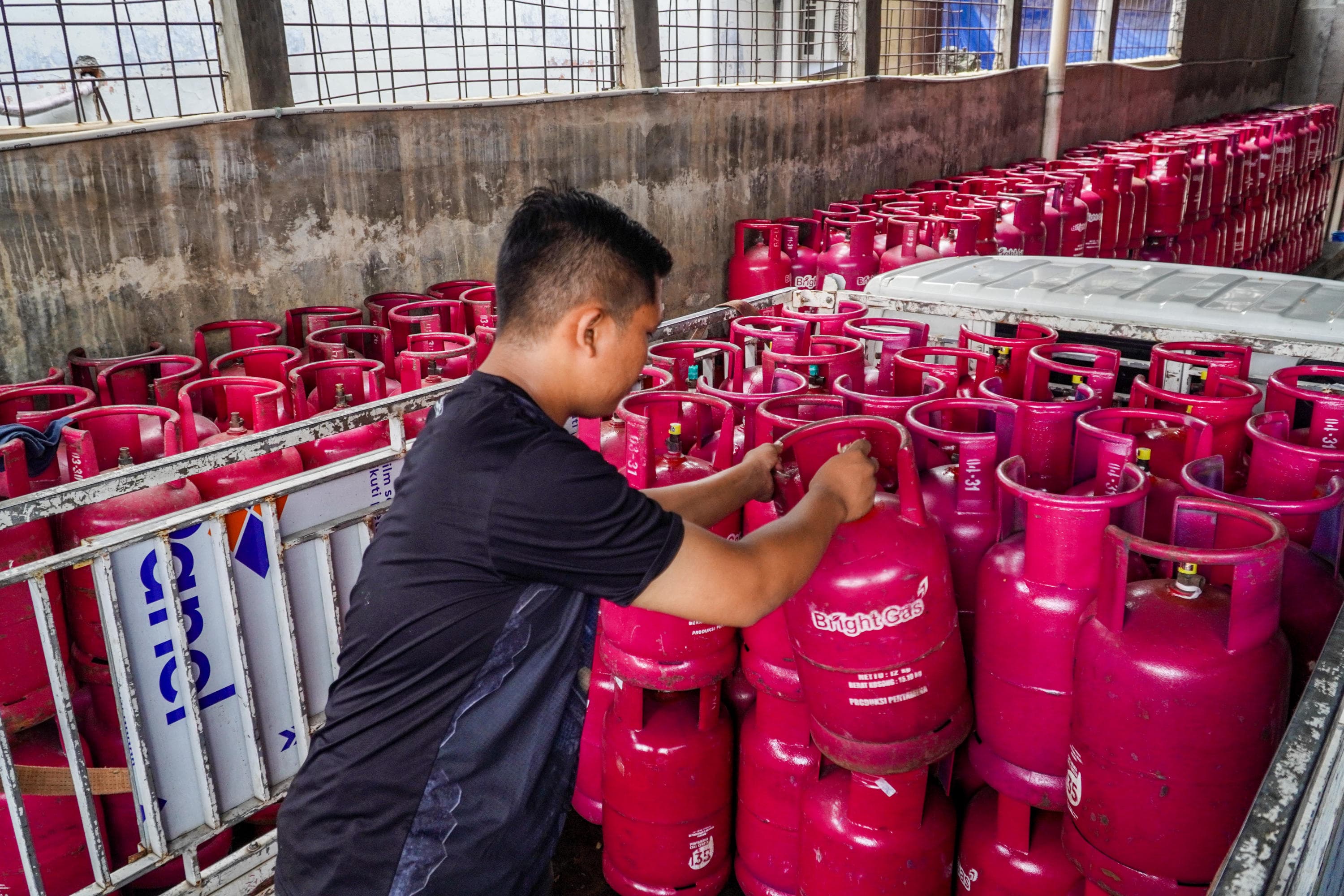 Petugas memindahkan gas LPG nonsubsidi di salah satu agen penjualan di kawasan Pasar Rebo, Jakarta, Senin (20/4/2026). PT Pertamina (Persero) menaikkan harga LPG nonsubsidi nyaris 19 persen pada tabung Bright Gas 5,5 kg dan 12 kg seiring dengan naiknya harga minyak mentah dan gas karena perang. AKURAT.CO/Endra Prakoso